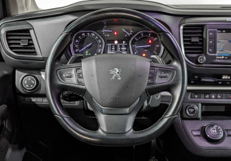 Подержанный автомобиль Peugeot Traveller 2020 года (21 фото)