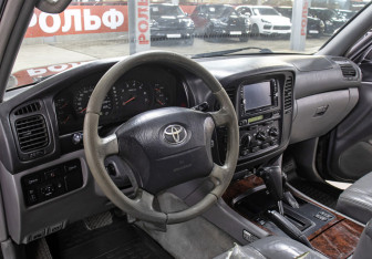 Подержанный автомобиль Toyota Land Cruiser Suv 2002 года (15 фото)