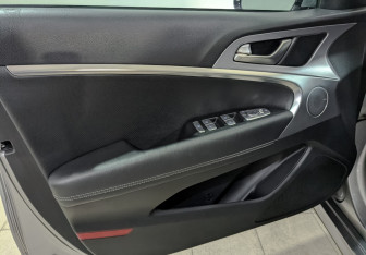 Подержанный автомобиль Genesis G70 2021 года (19 фото)