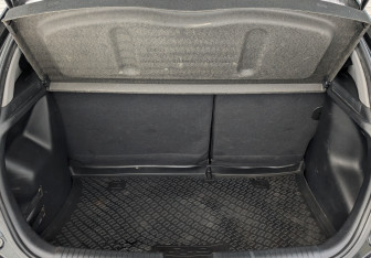 Подержанный автомобиль Kia Rio Hatchback 2012 года (10 фото)