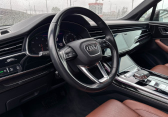 Подержанный автомобиль Audi Q7 2021 года (13 фото)