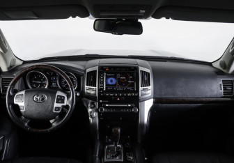 Подержанный автомобиль Toyota Land Cruiser Suv 2012 года (18 фото)