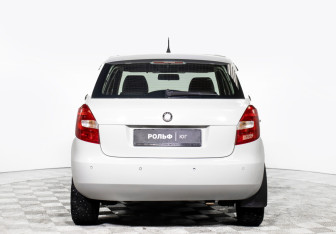 Подержанный автомобиль Skoda Fabia Hatchback 2010 года (6 фото)