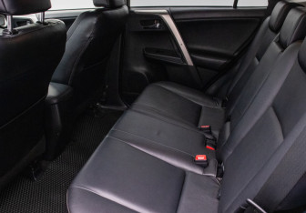 Подержанный автомобиль Toyota RAV4 2014 года (10 фото)