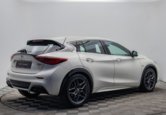 Подержанный автомобиль Infiniti Q30 2017 года (5 фото)