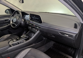 Подержанный автомобиль Hyundai Sonata 2022 года (10 фото)