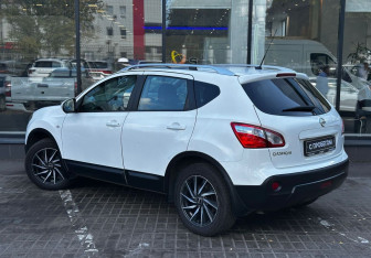 Подержанный автомобиль Nissan Qashqai 2012 года (6 фото)