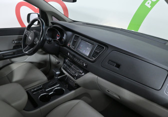 Подержанный автомобиль Kia Carnival 2019 года (10 фото)