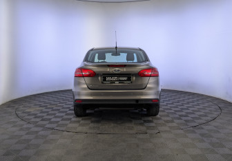 Подержанный автомобиль Ford Focus Sedan 2015 года (6 фото)