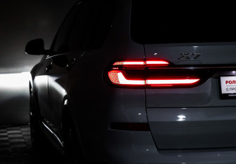 Подержанный автомобиль BMW X7 2022 года (28 фото)