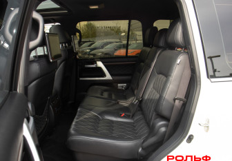 Подержанный автомобиль Toyota Land Cruiser Suv 2017 года (8 фото)