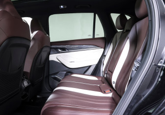 Подержанный автомобиль Geely Monjaro 2023 года (12 фото)