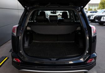 Подержанный автомобиль Toyota RAV4 2015 года (9 фото)