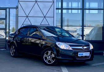 Подержанный автомобиль Opel Astra Sedan 2012 года (3 фото)
