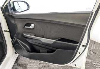 Подержанный автомобиль Kia Rio Hatchback 2015 года (24 фото)