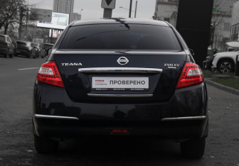 Подержанный автомобиль Nissan Teana 2010 года (6 фото)