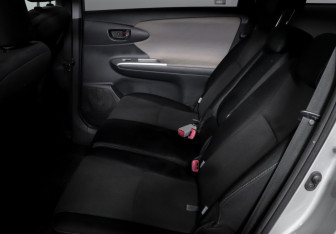 Подержанный автомобиль Toyota Wish Minivan 2010 года (10 фото)