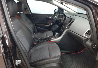 Подержанный автомобиль Opel Astra Hatchback 2013 года (10 фото)