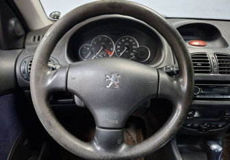 Подержанный автомобиль Peugeot 206 Hatchback 2005 года (15 фото)