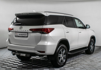 Подержанный автомобиль Toyota Fortuner 2021 года (5 фото)