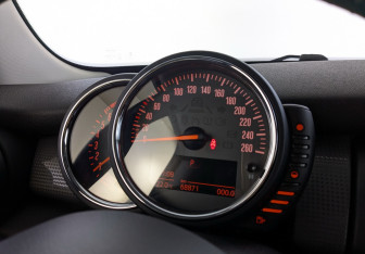 Подержанный автомобиль MINI Hatch 2017 года (17 фото)