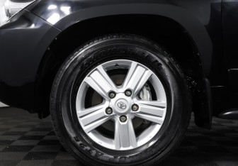 Подержанный автомобиль Toyota Land Cruiser Suv 2012 года (29 фото)
