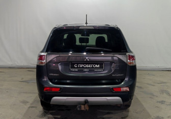 Подержанный автомобиль Mitsubishi Outlander 2014 года (5 фото)