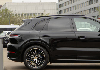Подержанный автомобиль Porsche Cayenne 2023 года (35 фото)