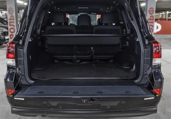 Подержанный автомобиль Toyota Land Cruiser Suv 2018 года (10 фото)