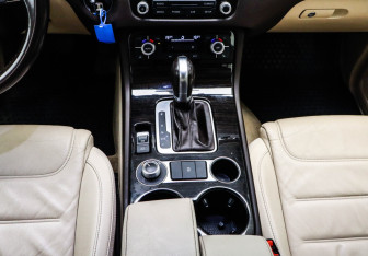 Подержанный автомобиль Volkswagen Touareg 2016 года (23 фото)