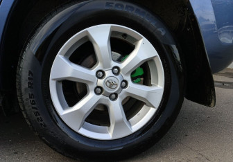 Подержанный автомобиль Toyota RAV4 2011 года (9 фото)