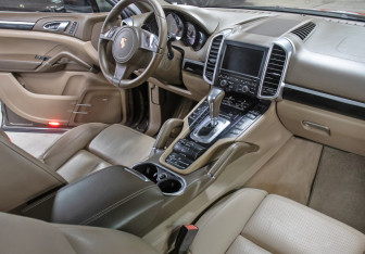 Подержанный автомобиль Porsche Cayenne 2013 года (11 фото)