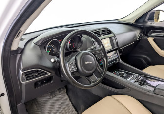 Подержанный автомобиль Jaguar F-Pace 2018 года (16 фото)