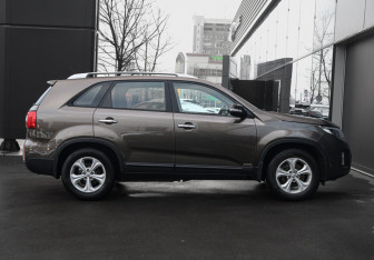 Подержанный автомобиль Kia Sorento 2015 года (4 фото)
