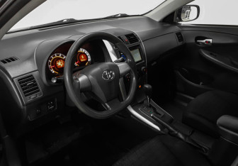 Подержанный автомобиль Toyota Corolla Sedan 2012 года (7 фото)
