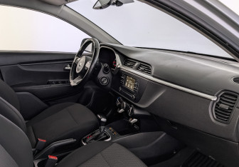 Подержанный автомобиль Kia Rio Hatchback 2021 года (13 фото)