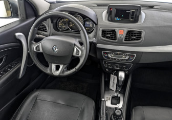 Подержанный автомобиль Renault Fluence 2011 года (26 фото)