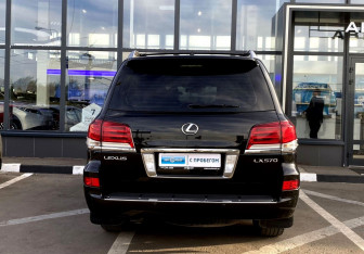 Подержанный автомобиль Lexus LX 2015 года (7 фото)