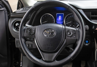 Подержанный автомобиль Toyota Corolla Sedan 2017 года (17 фото)