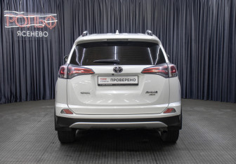 Подержанный автомобиль Toyota RAV4 2016 года (6 фото)