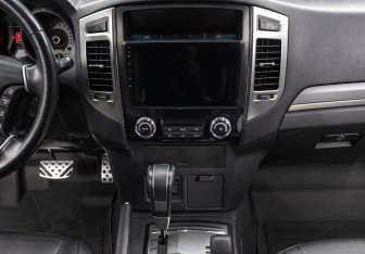 Подержанный автомобиль Mitsubishi Pajero 2018 года (15 фото)