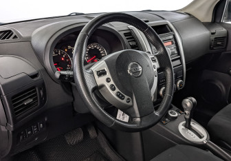 Подержанный автомобиль Nissan X-Trail 2011 года (15 фото)