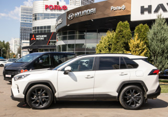 Подержанный автомобиль Toyota RAV4 2021 года (6 фото)