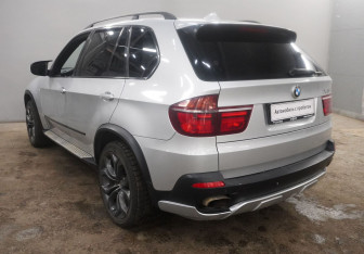 Подержанный автомобиль BMW X5 2007 года (7 фото)