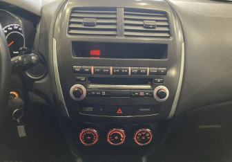 Подержанный автомобиль Mitsubishi ASX 2011 года (16 фото)