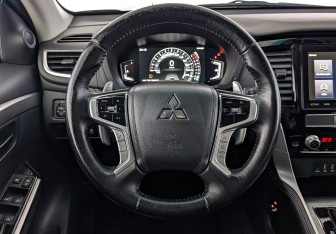 Подержанный автомобиль Mitsubishi Montero Sport 2023 года (22 фото)