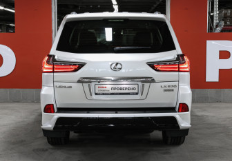 Подержанный автомобиль Lexus LX 2018 года (6 фото)