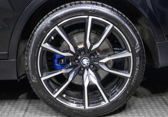 Подержанный автомобиль BMW X7 2021 года (32 фото)