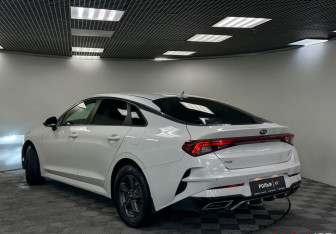 Подержанный автомобиль Kia K5 2021 года (11 фото)