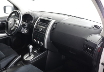 Подержанный автомобиль Nissan X-Trail 2011 года (10 фото)
